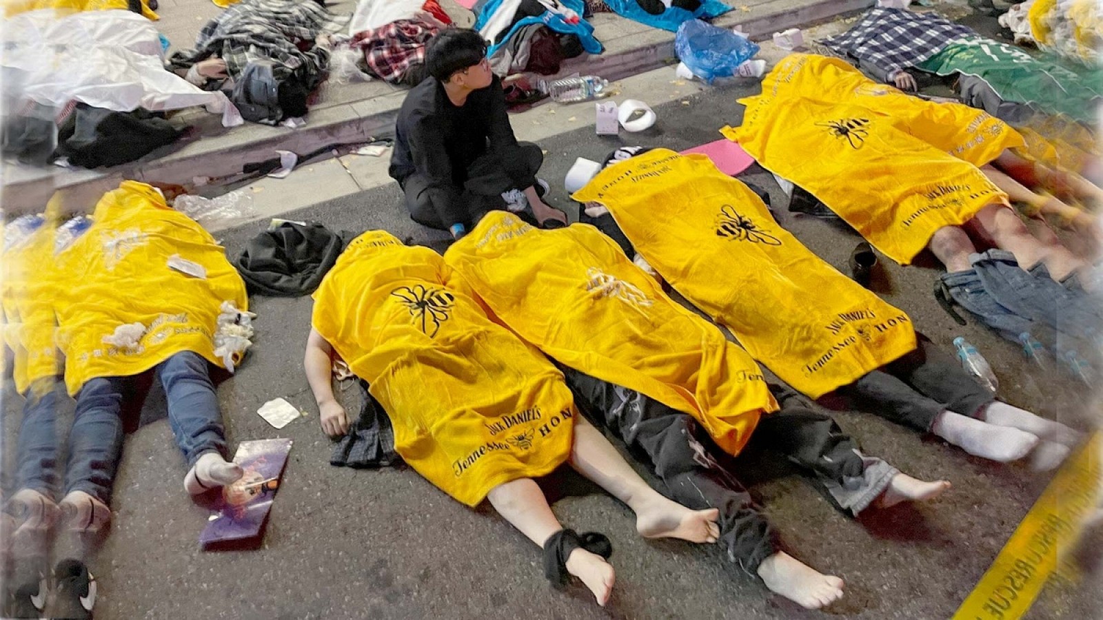 Impactantes imágenes de las víctimas de la estampida tendidas en el lugar de la tragedia Foto AFP